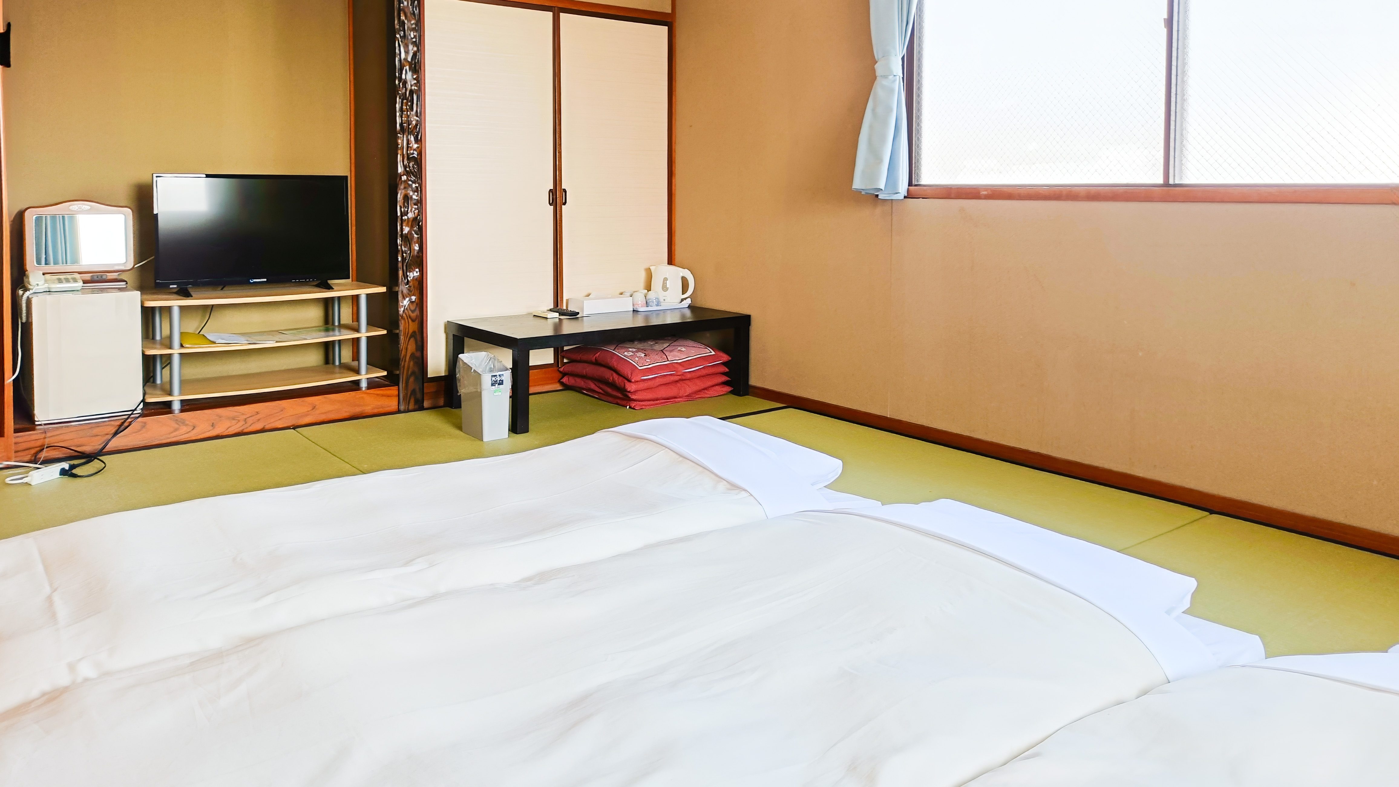 Japanese-style room (12 tatami mats)
