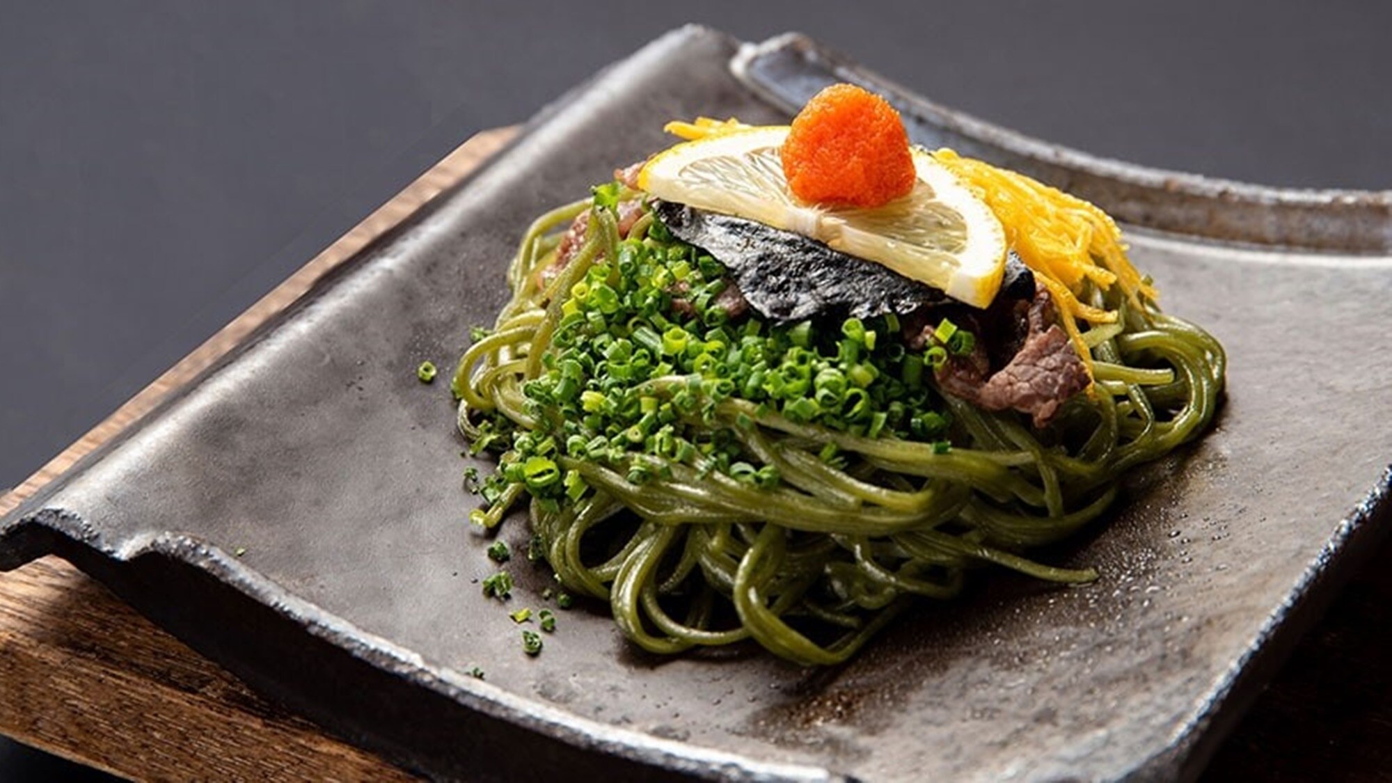 *[Ví dụ về bữa tối] Món đặc sản của Kawatana, Kawara Soba. Thưởng thức kết cấu mịn màng và vị ngọt của mì soba trà xanh.