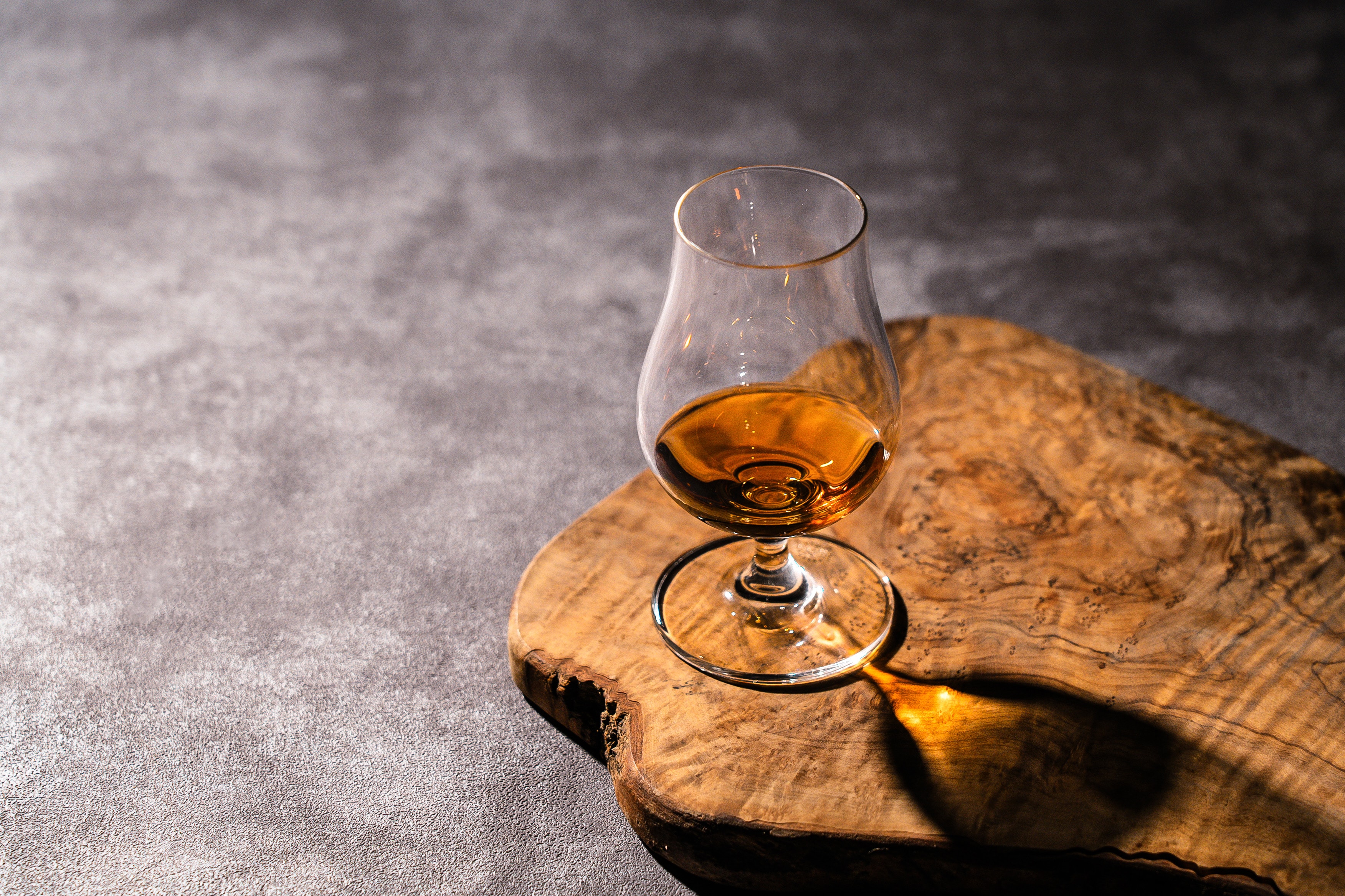 [THE LOUNGE / Night Cap] Alcohol-only lounge that you can use for free
