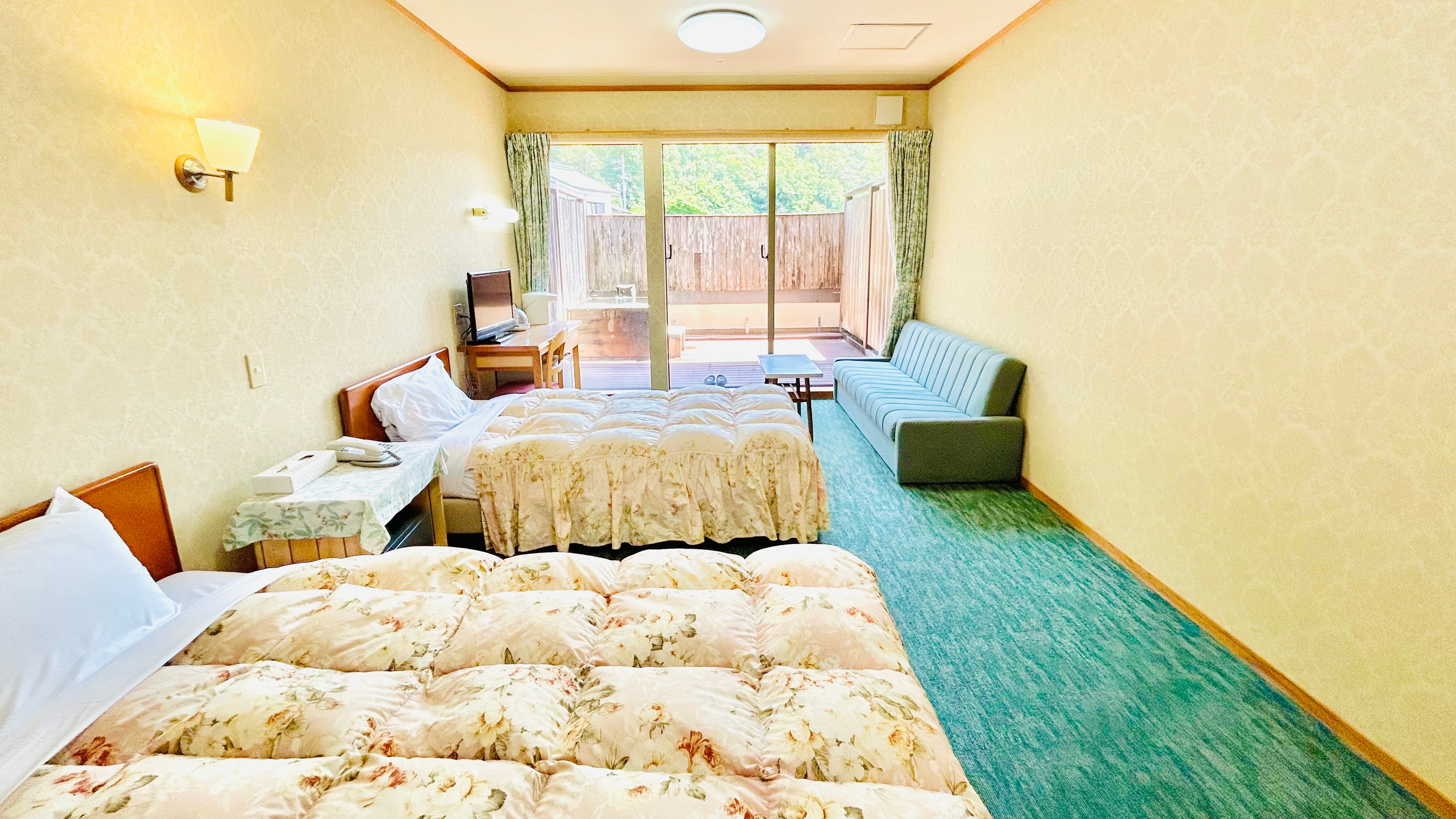 [Non-smoking] Western-style room with open-air bath with natural hot spring water (mountain side)