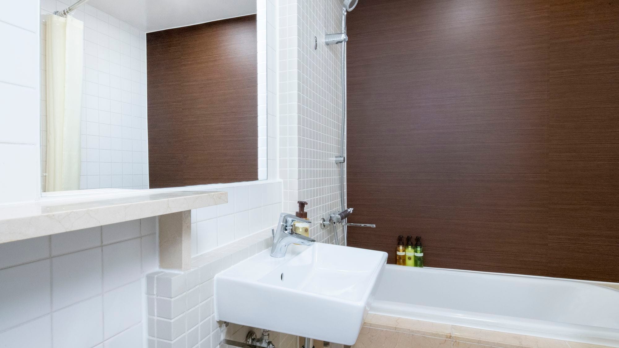 Bathroom/Standard twin