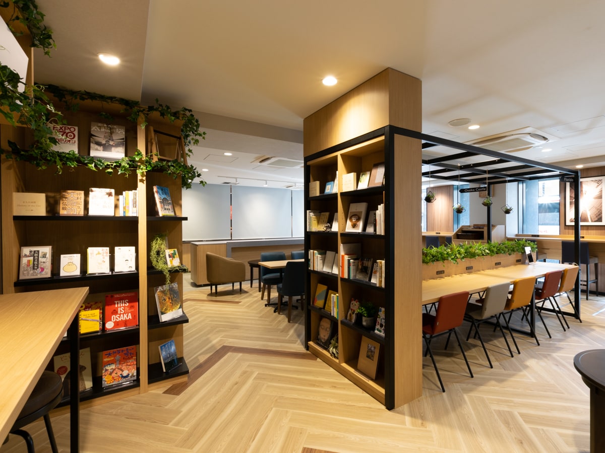 【ライブラリーカフェ】様々なジャンルの本から、お気に入りの本を見つけるのはいかがでしょうか。