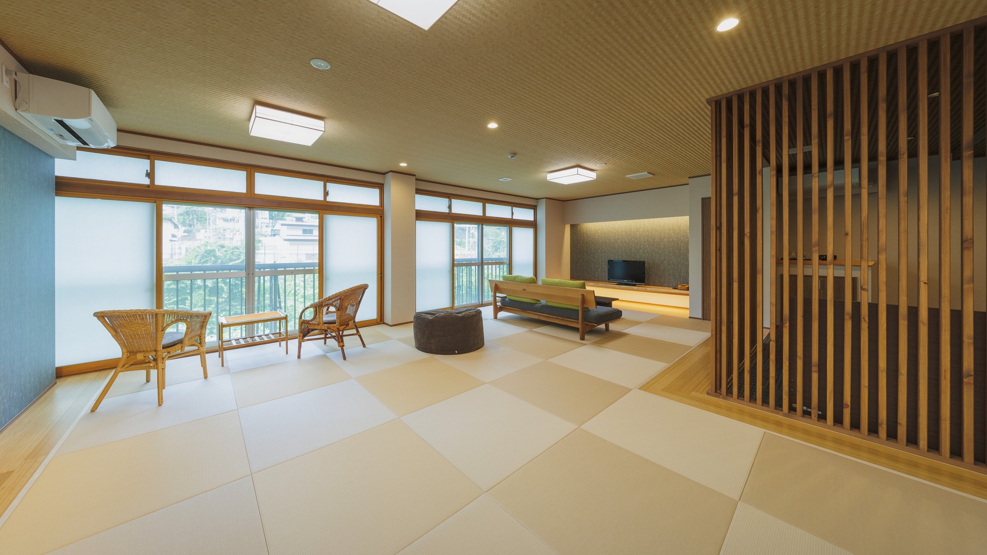 [Renovated guest rooms where you can stay with pets] Equipped with a spacious 20 tatami Japanese-style room and an 8.3 tatami bedroom.