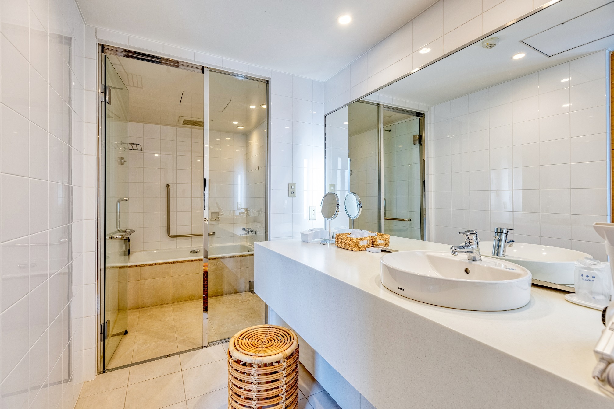 Phòng tắm bán khép kín: Bồn tắm kích thước 160cm x 78cm, cho phép bạn duỗi chân thoải mái.