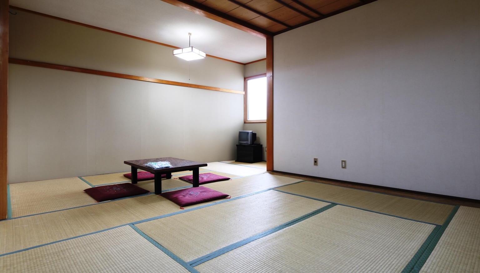 [Group] Japanese-style room with 14 tatami mats *TV not included.