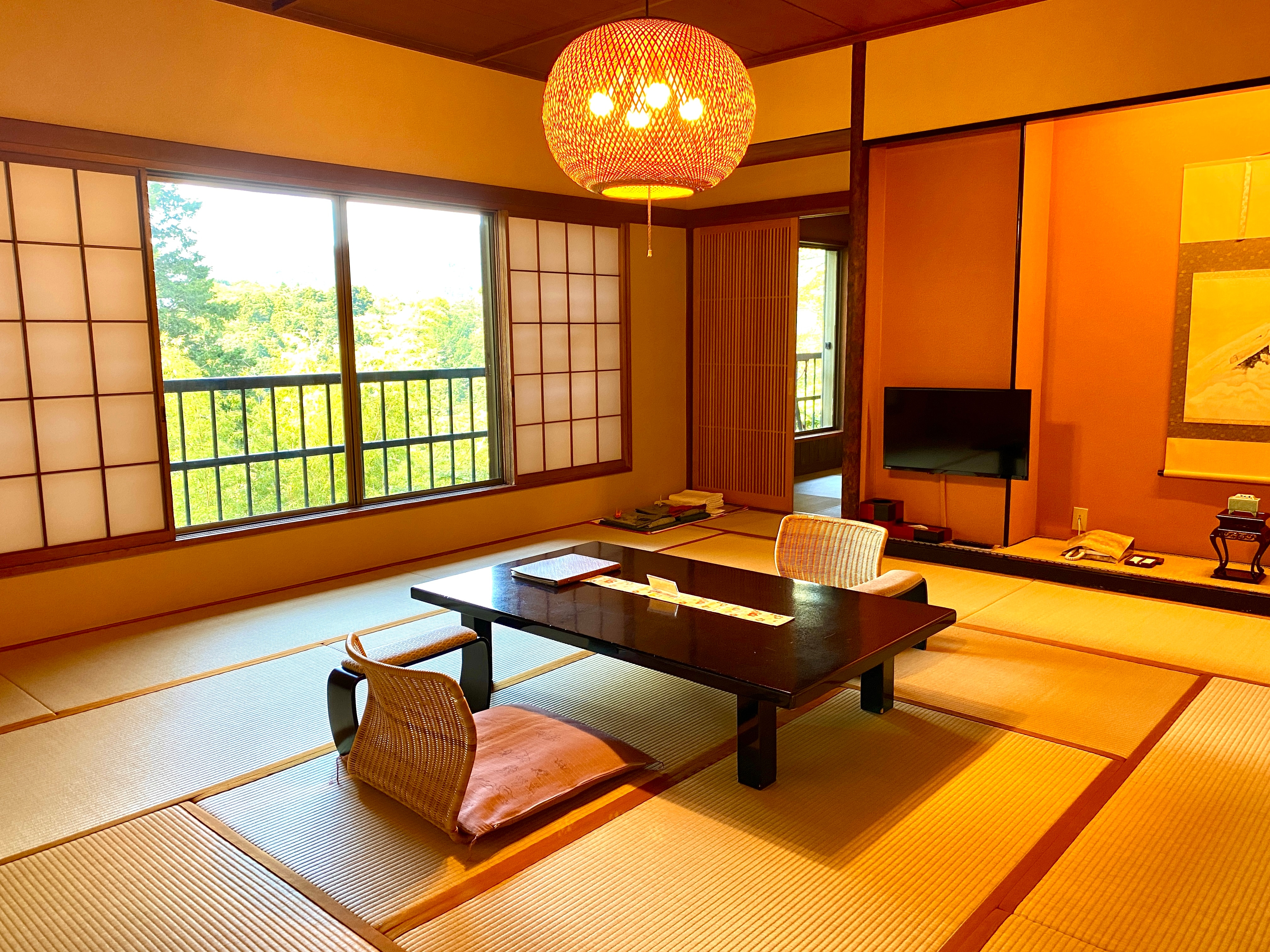 Spacious Japanese-style room (main room 15 tatami mats + 4.5 tatami mats) + hot spring cypress bath