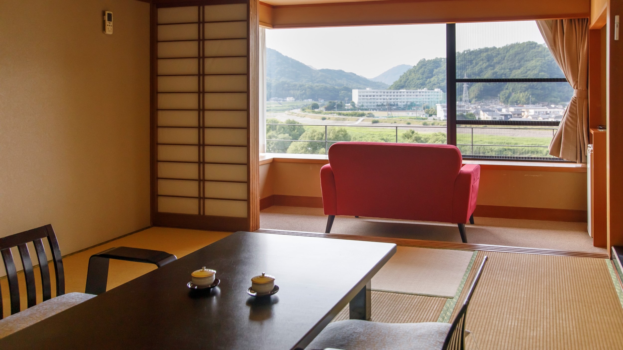 Standard Japanese-style room where you can enjoy the flow of Fuji and the Kano River from the sofa