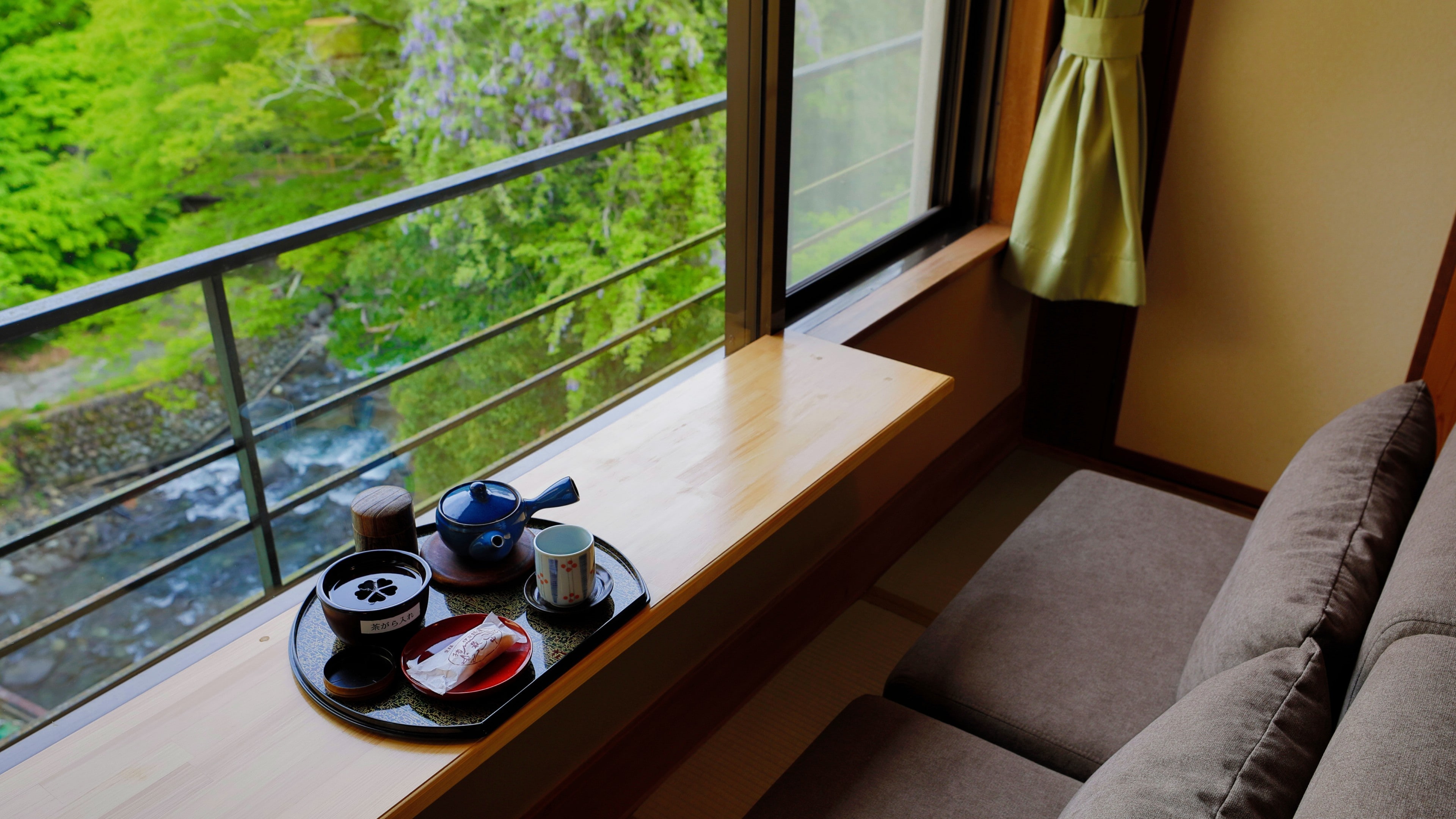 <General Japanese-style room 11 tatami mats, twin Japanese-style bedroom + wide rim> Counter by the window. The sofa is also spacious.