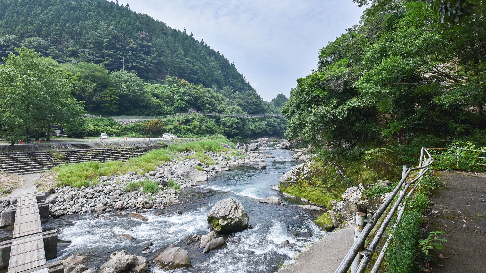 *You can enjoy listening to the babbling of the river.