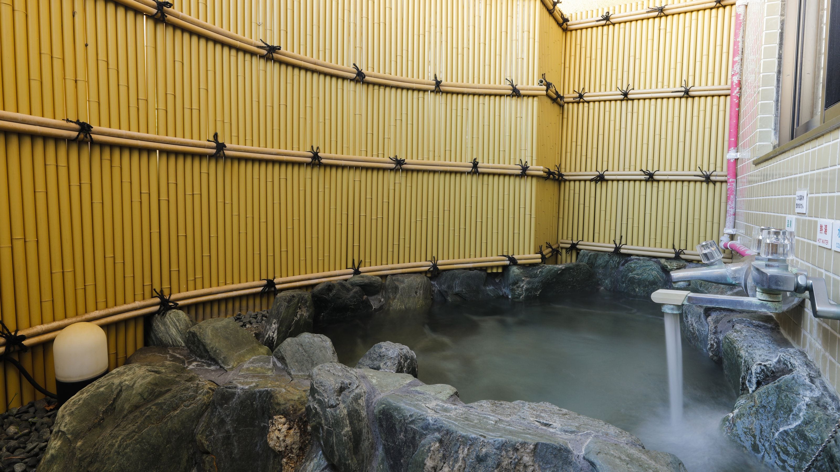 * Pemandian air panas Hikiyu lantai 10 dengan pemandian batu "Hana Suite" Contoh: Pemandian batu di kamar tamu suite