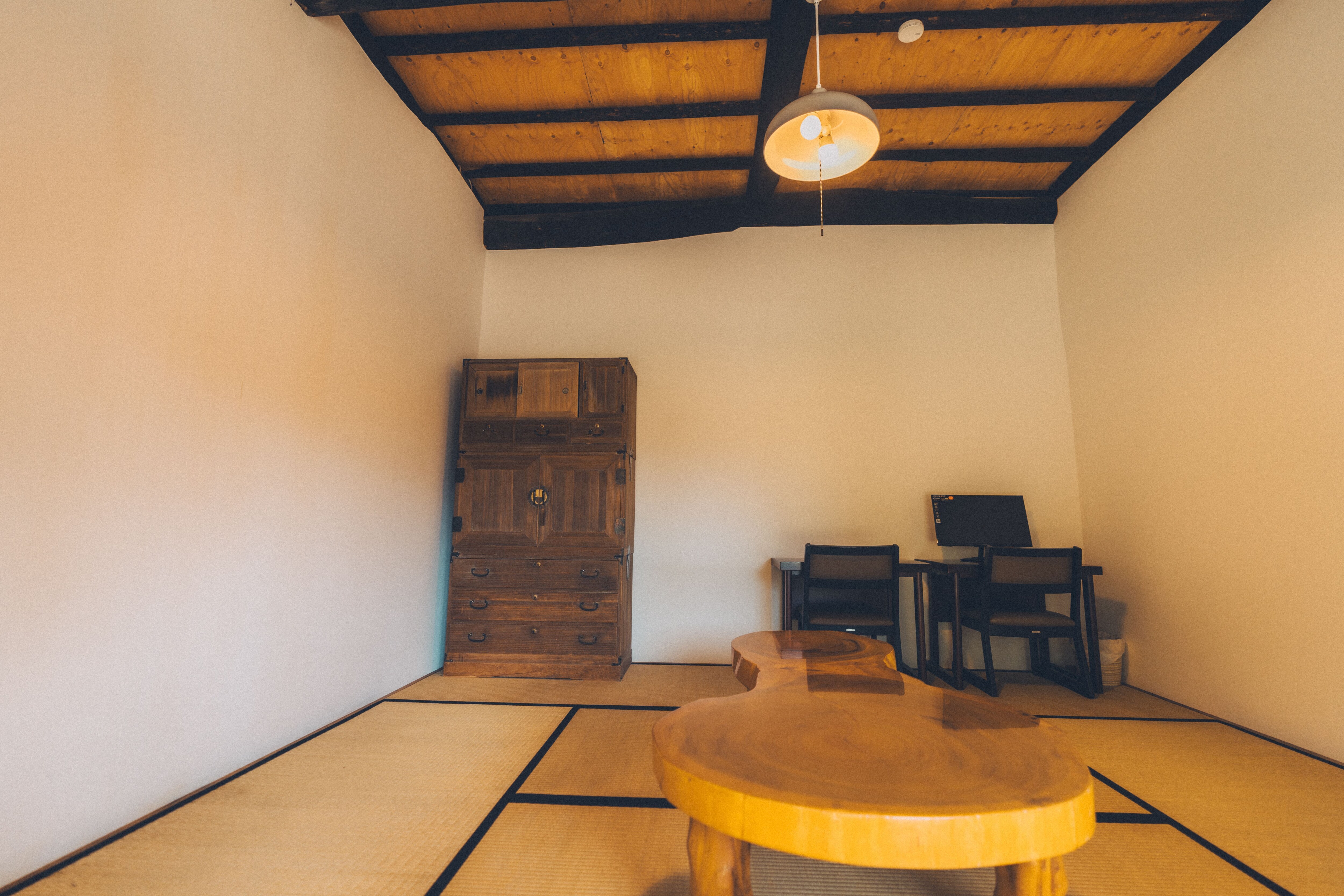 가장자리 사이 (약 8 다다미의 에어컨을 사용할 수있는 객실)