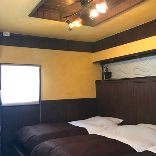 [R-02] Equipped with three low beds. Perfect for families and friends.