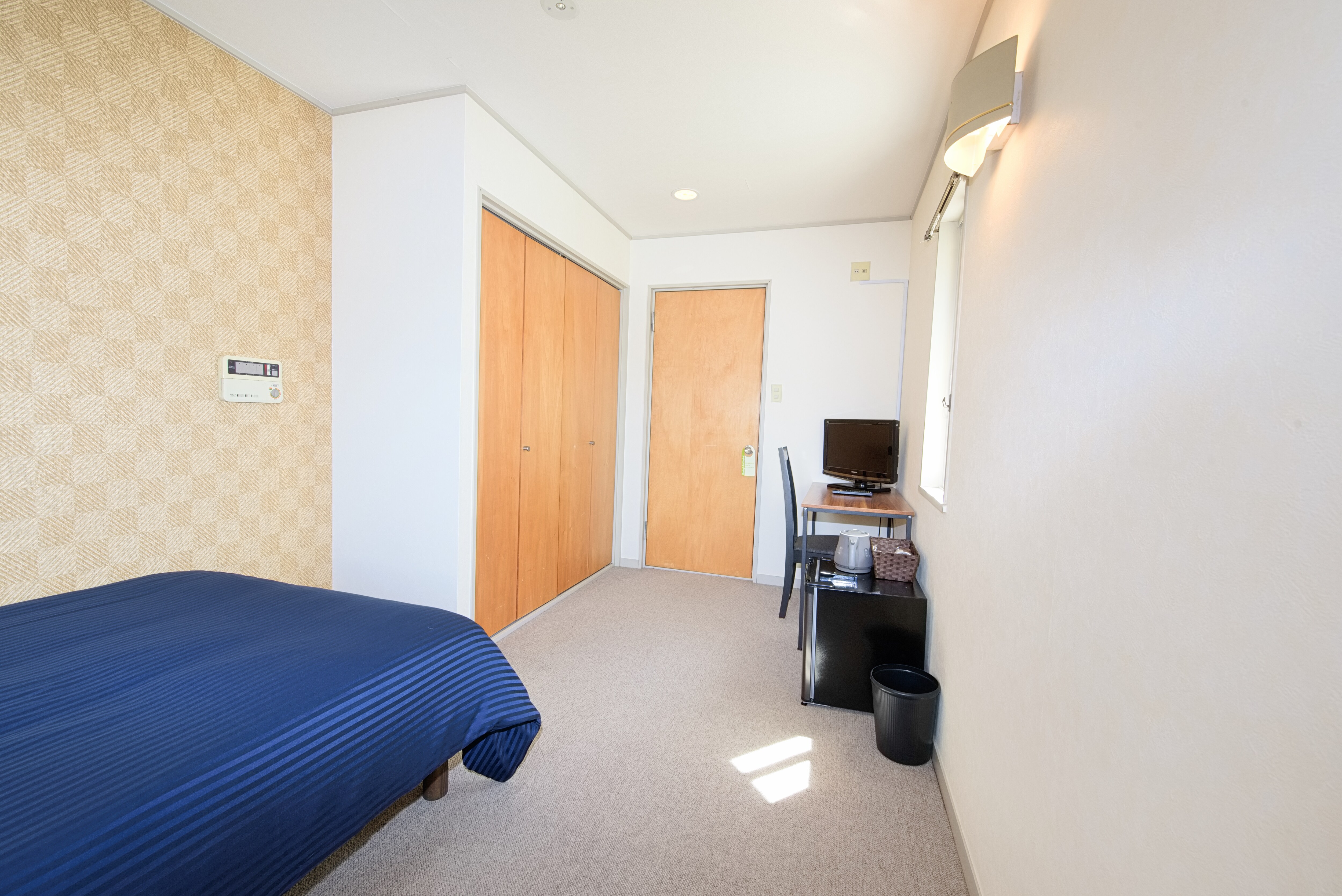 Kamar Single Standar [Ada stopkontak listrik di papan tempat tidur]