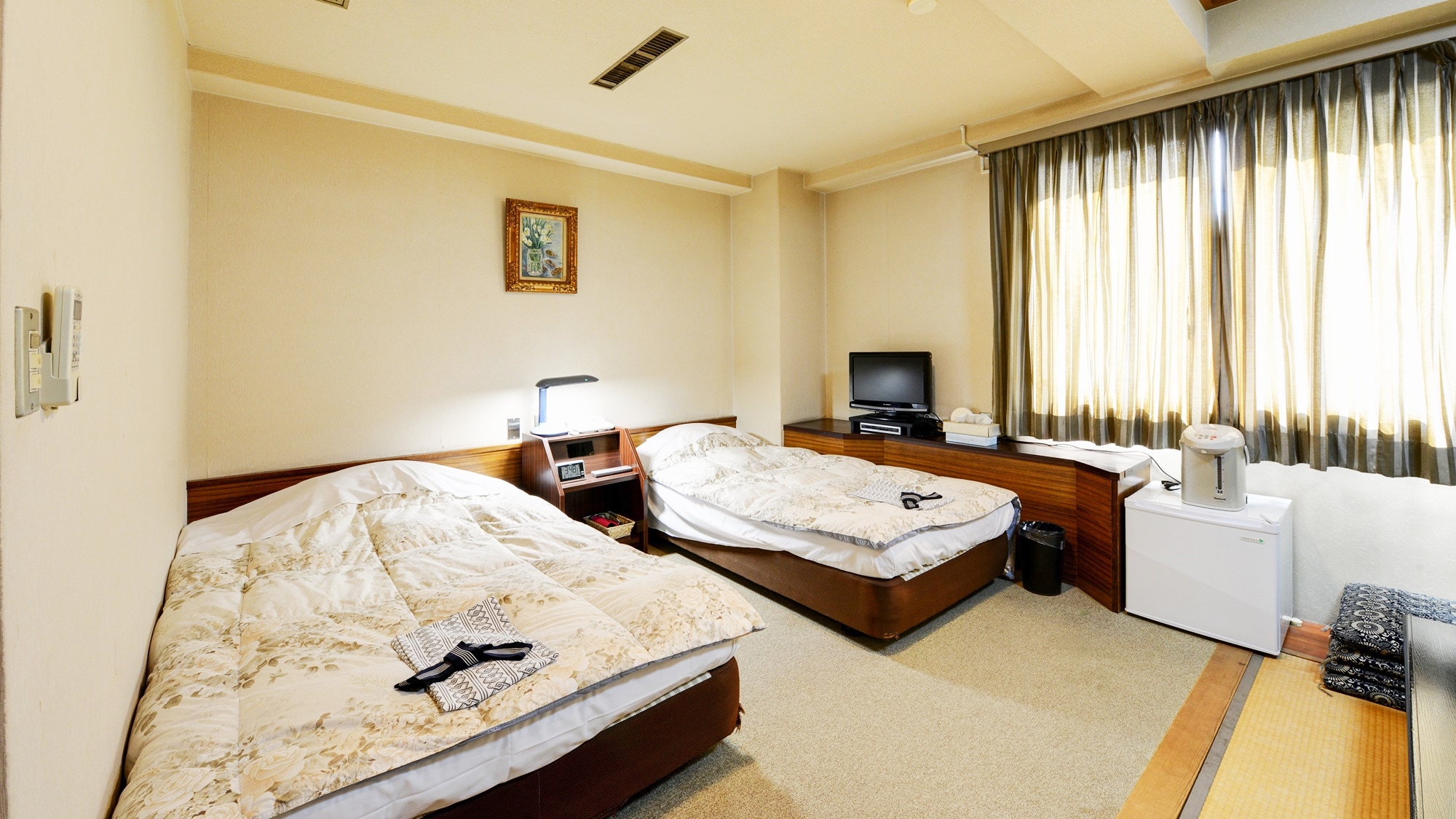 *[Guest room] Example of a Japanese-Western style room