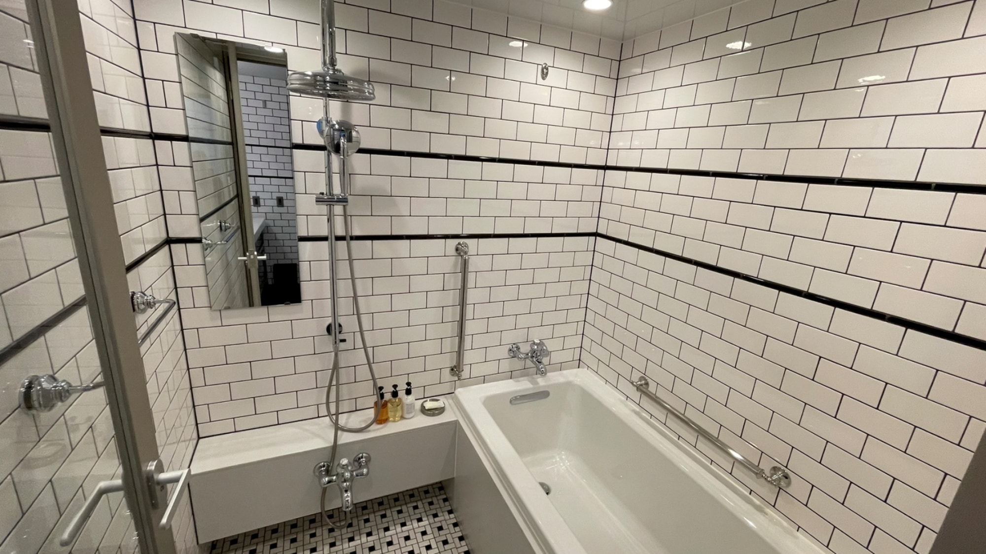 This bath is available in Deluxe type rooms and above. Washbasin and toilet are separate (location varies depending on the room).