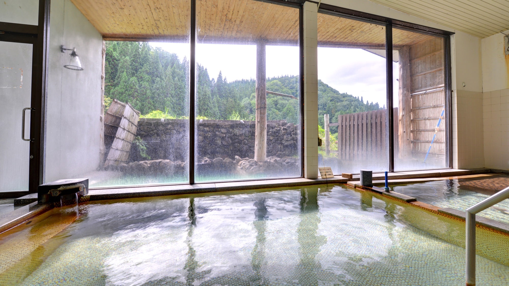 * New building large communal bath / The soft natural hot spring that blends smoothly into your skin makes your skin smooth.