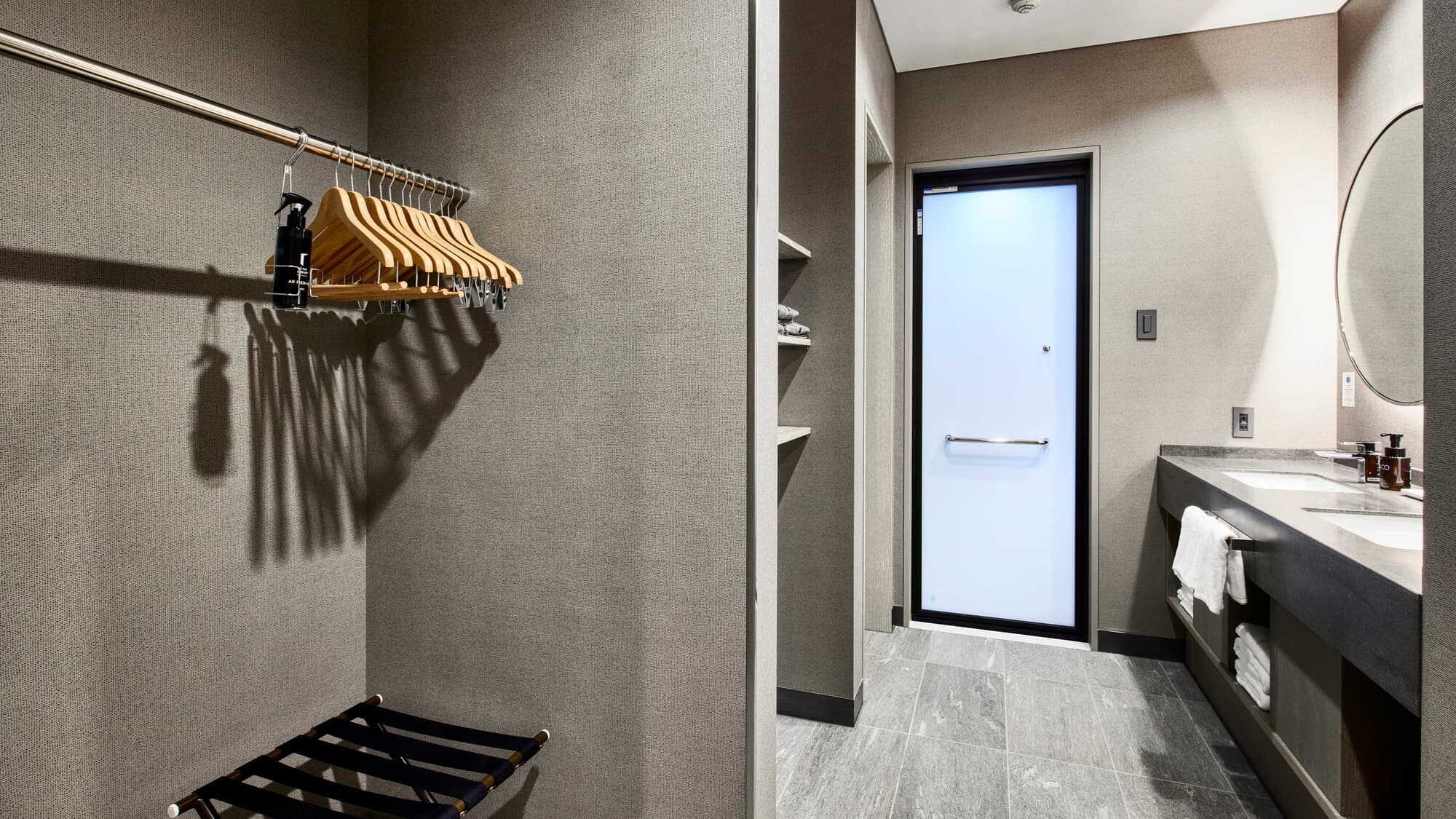 Phòng Junior Suite | Phòng thay đồ rộng rãi với hai bồn rửa mặt. Bạn có thể chuẩn bị trang phục thoải mái theo ý muốn.
