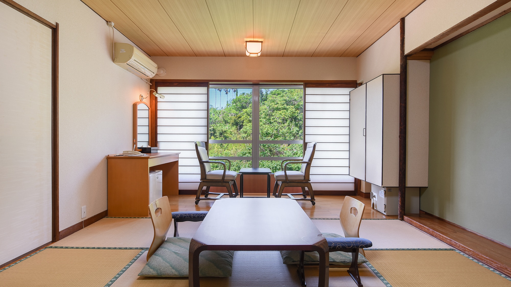 Kamar tamu di sisi hutan