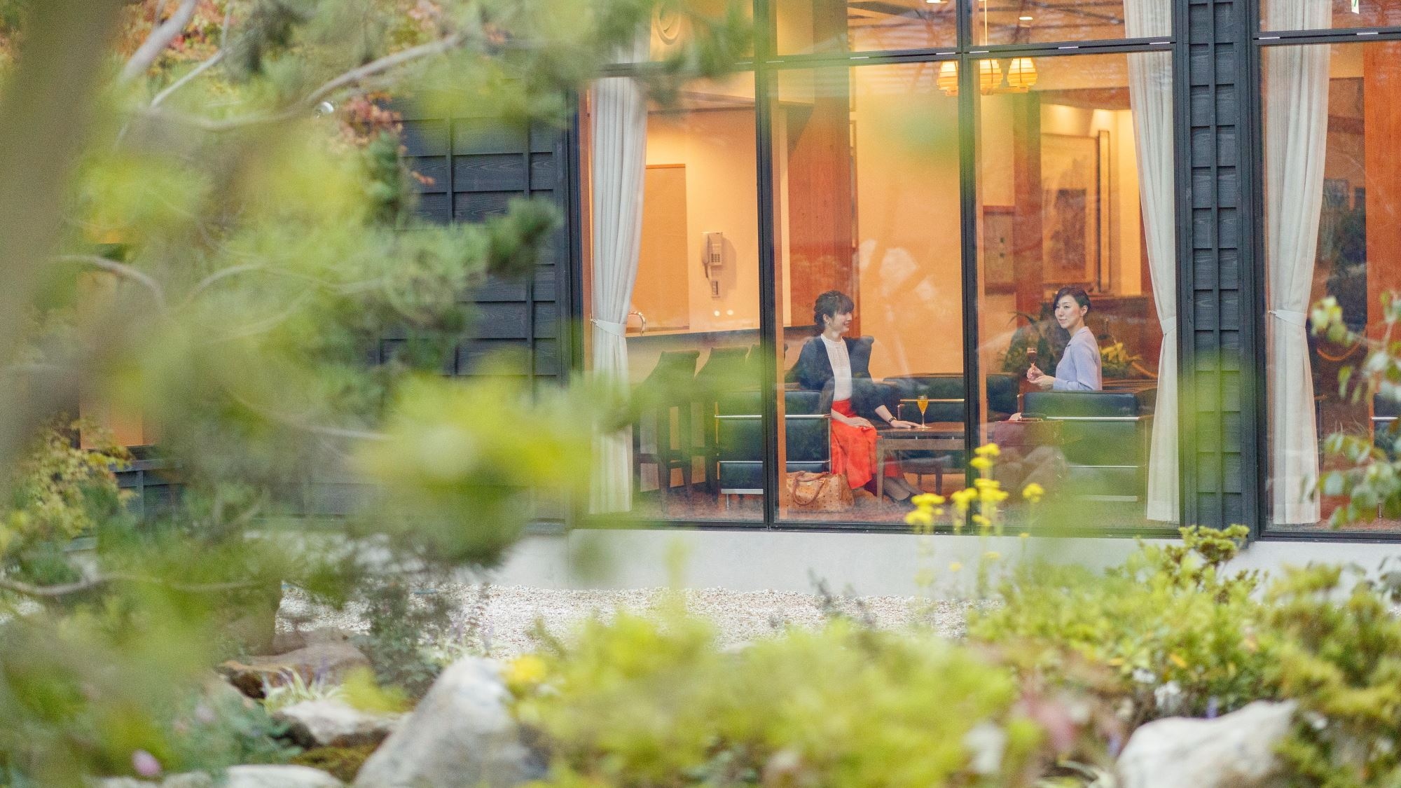 [Lobby] Please relax while looking out at the courtyard.