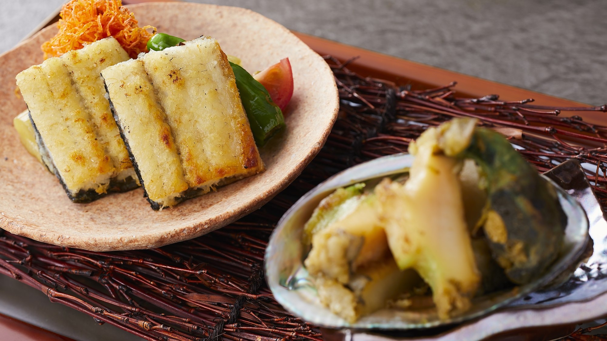 【特别怀石料理套餐】秋季（2026年9月至11月）主菜：烤鳗鱼（不加酱汁）、黄油酱油烤鲍鱼、海带酱