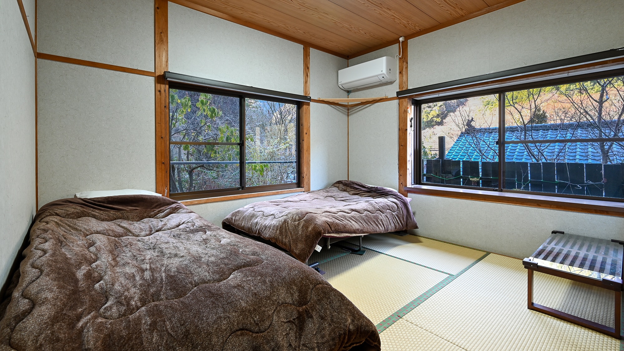 * [Japanese-style room 6 tatami mats (Momiji, Sakura, Zelkova)] From the window you can enjoy the natural scenery unique to this unexplored region.