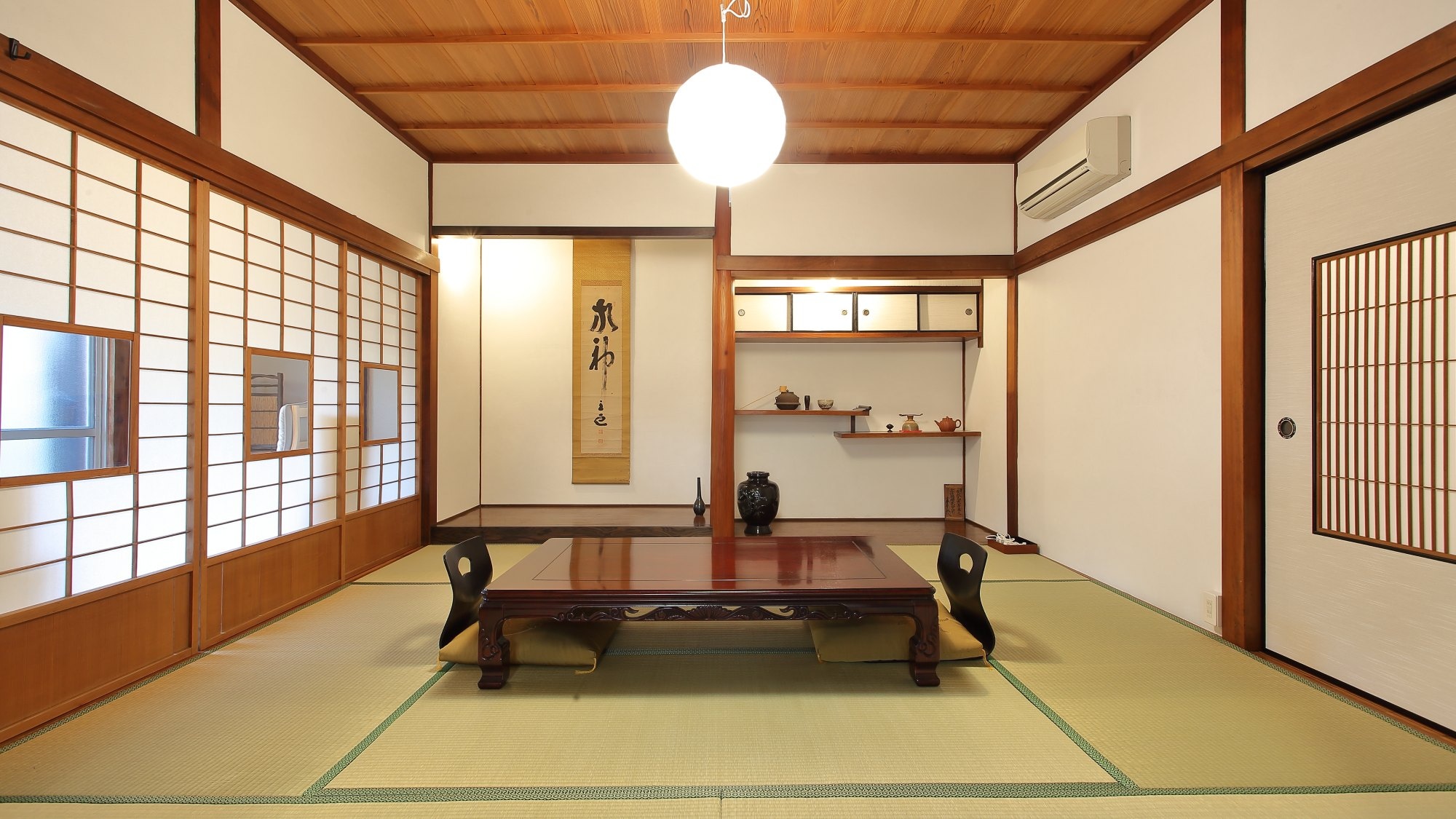 ・[Room] Feel free to stretch your legs or lie down on the tatami mats. It's a space where everyone can relax together.