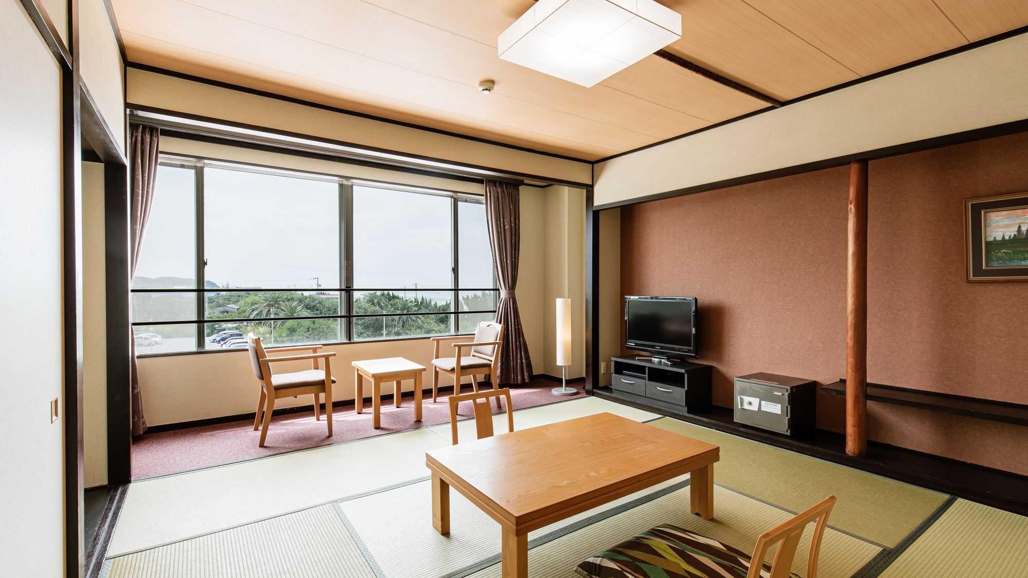 [8 tatami Japanese-style room] You can enjoy the beautiful view of Ise Bay from the window.