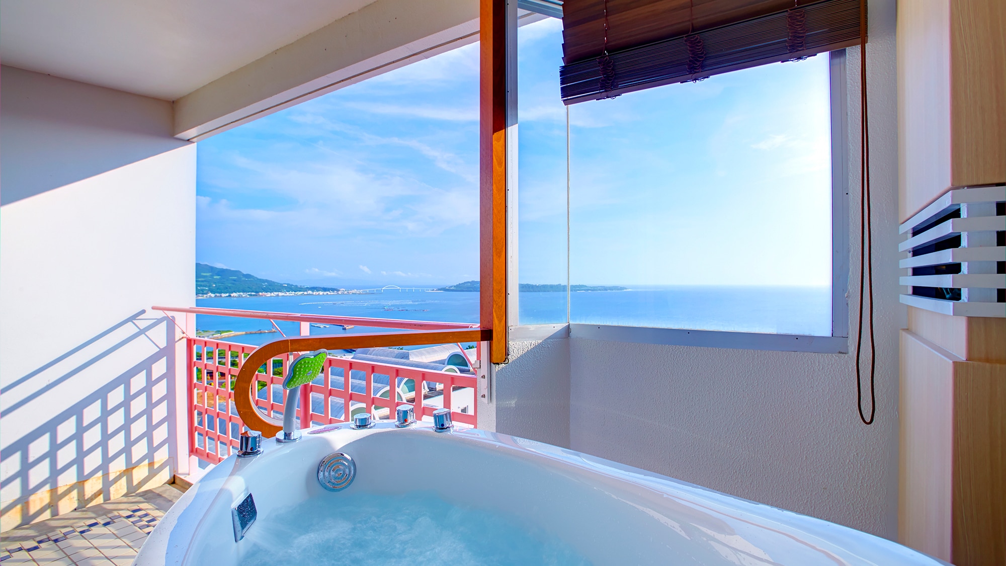 【远洋尊贵西式房+观景浴】尊贵双床房。阳台上设有观景浴池。