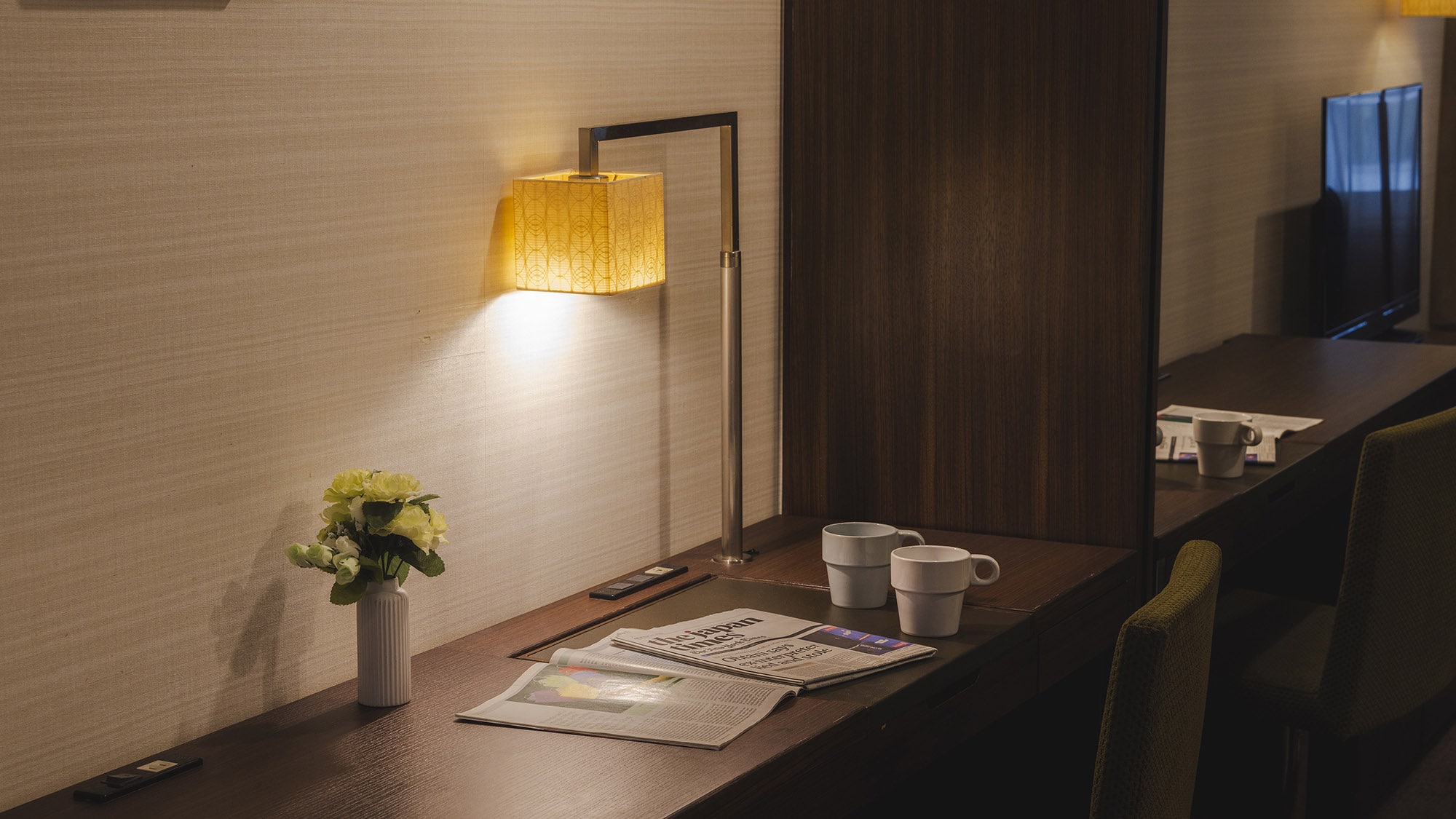 Twin room with desk