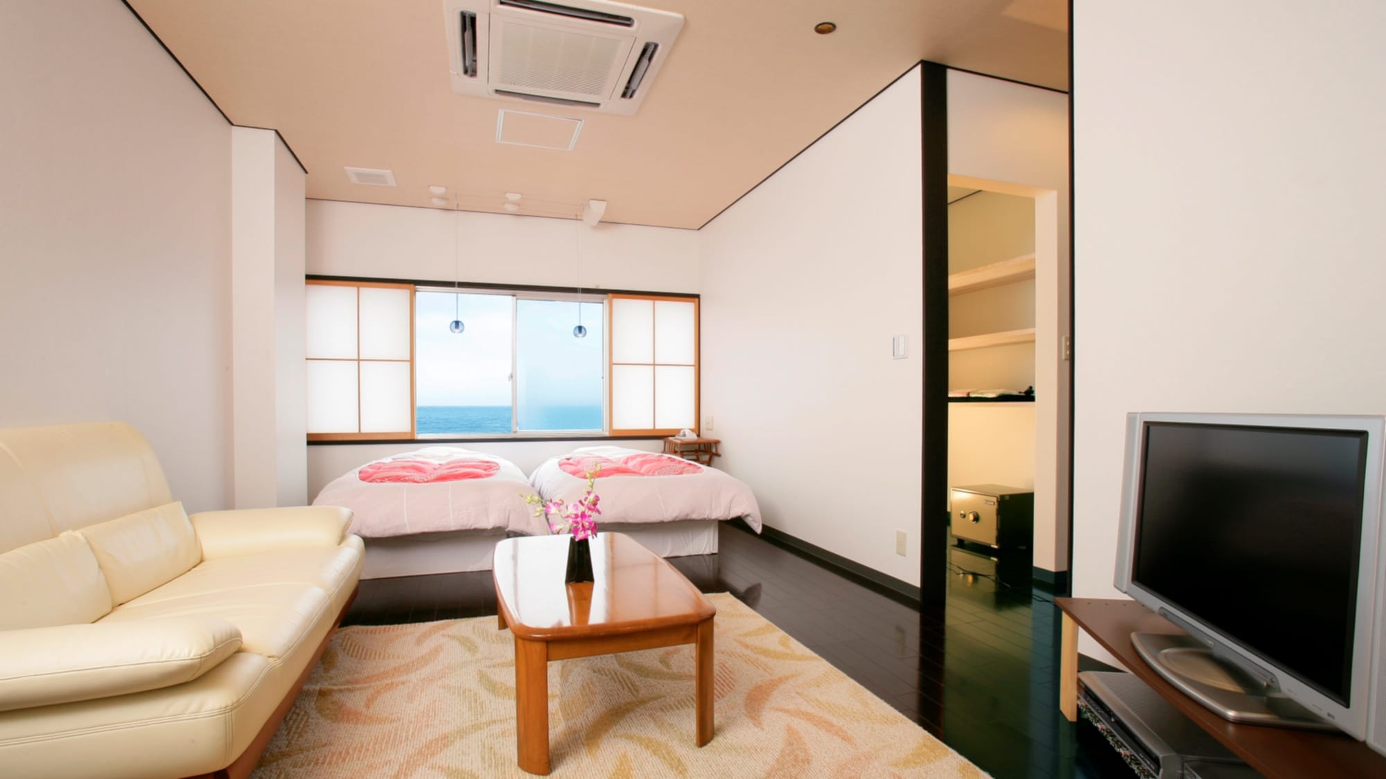 With an indoor bath overlooking the sea [Invitation month, Japanese-style room 10 tatami mats]