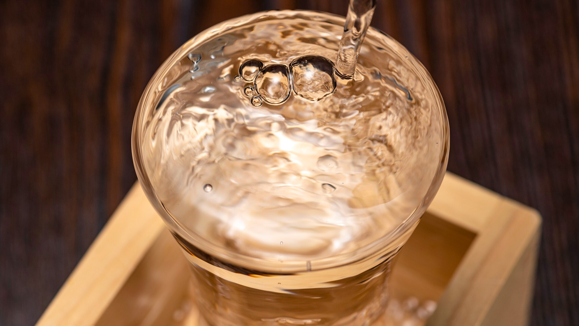 You can choose from 6 different brands of Mokkiri Sake. *Image