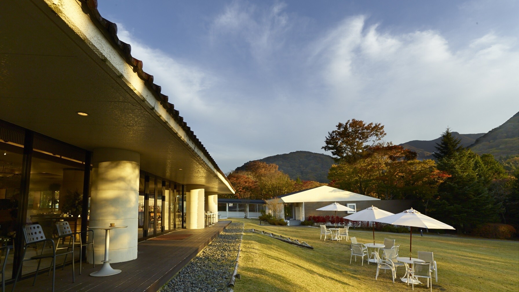 Lounge Terrace (Autumn)