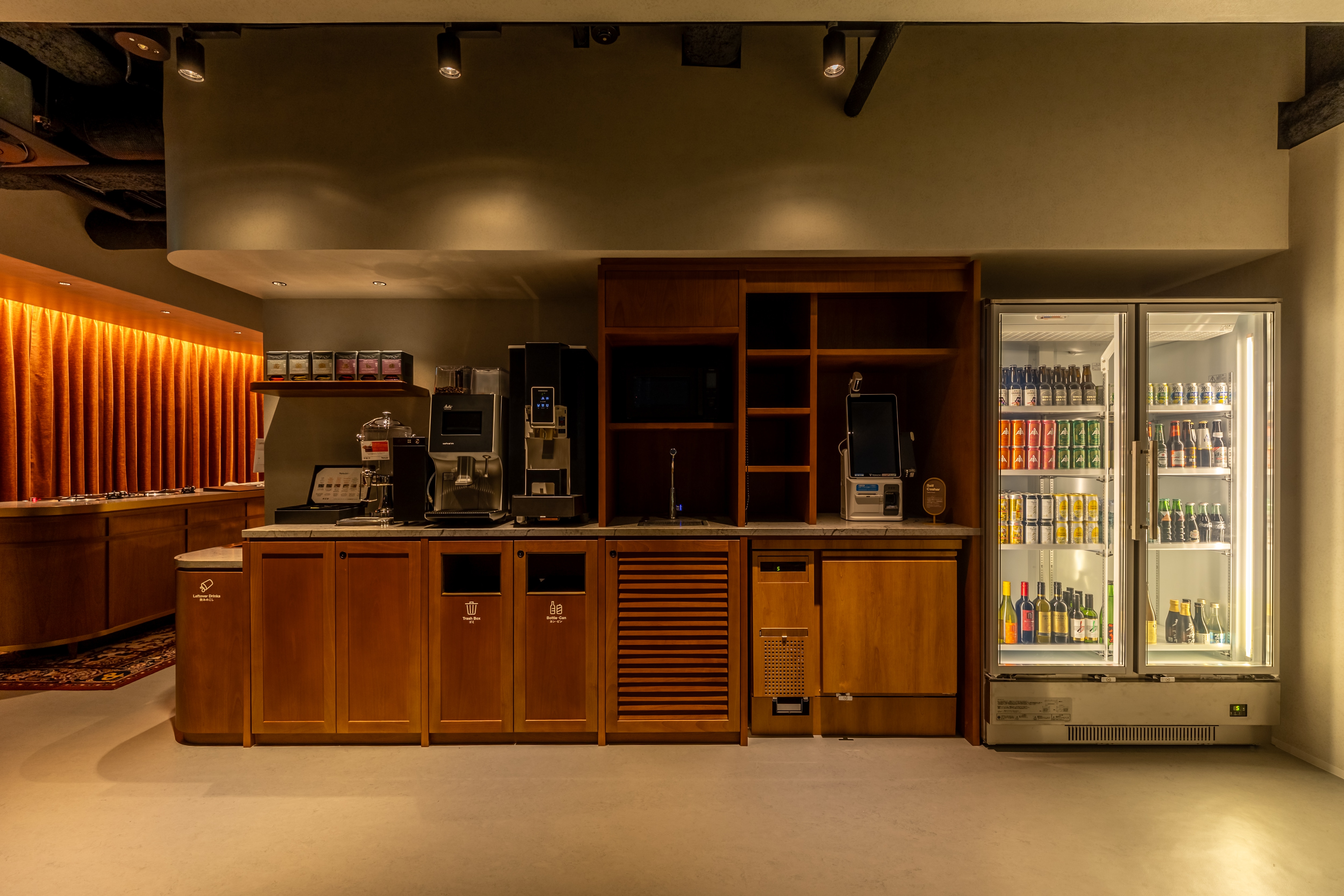 [บาร์เครื่องดื่มชั้น 11] มุมเครื่องดื่มแบบบริการตนเองที่คุณสามารถเพลิดเพลินไปกับเครื่องดื่มแอลกอฮอล์ เช่น เบียร์ ไวน์ รวมถึงเครื่องดื่มไม่มีแอลกอฮอล์