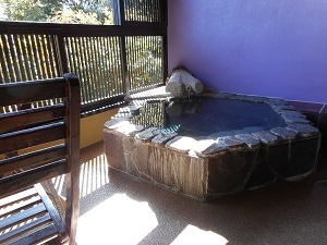 Guest room open-air bath flowers