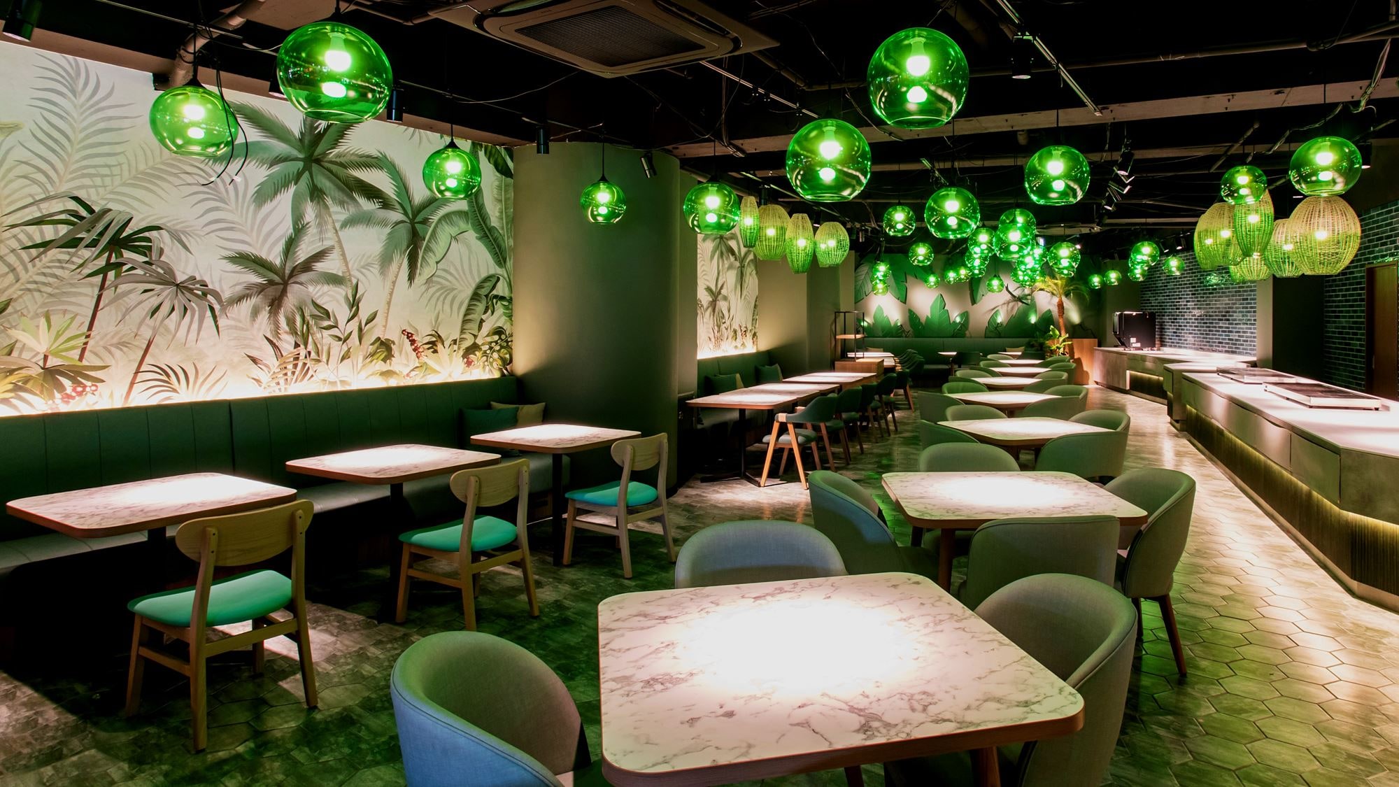 [SESSION LOUNGE] 1楼共享空间，您可以在自助饮料柜台享用饮料