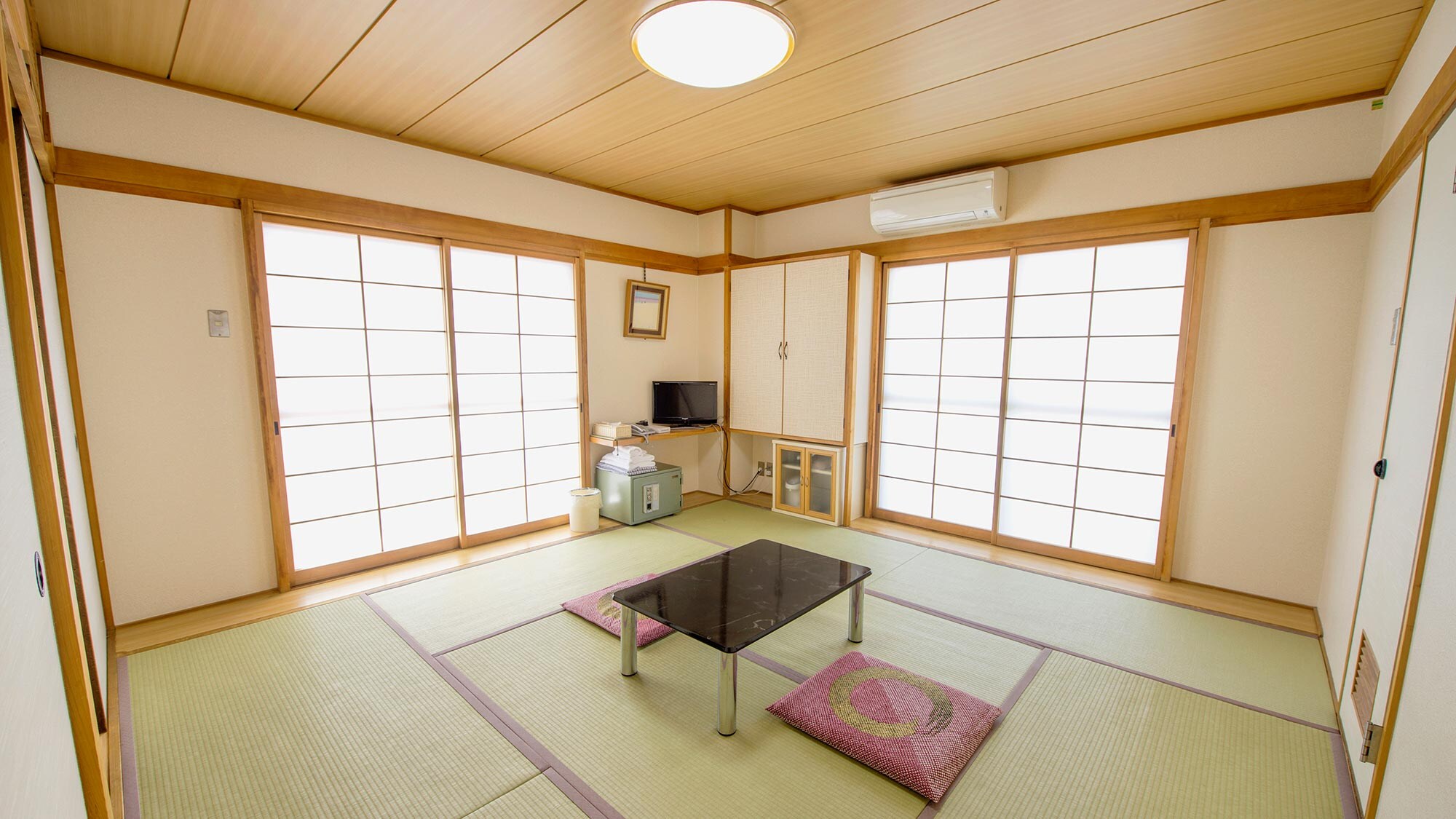 ・ [Example of Japanese-style room] Simple tatami room