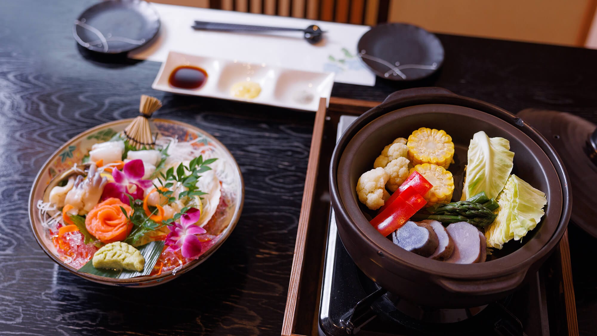【사쿠라보】석에는, 홋카이도산의 여름 제철채를 사용한 흙냄비 찜과, 홋카이도산의 생선회 모듬을 준비
