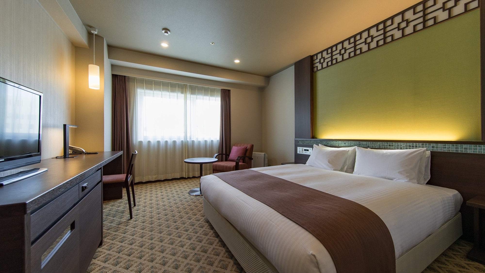 [Superior Double 21㎡] A room equipped with a 160cm wide Simmons bed and a spacious writing desk.