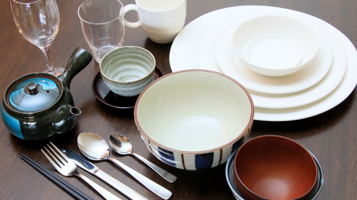 [Guest room amenities] Tableware is provided for the number of guests.