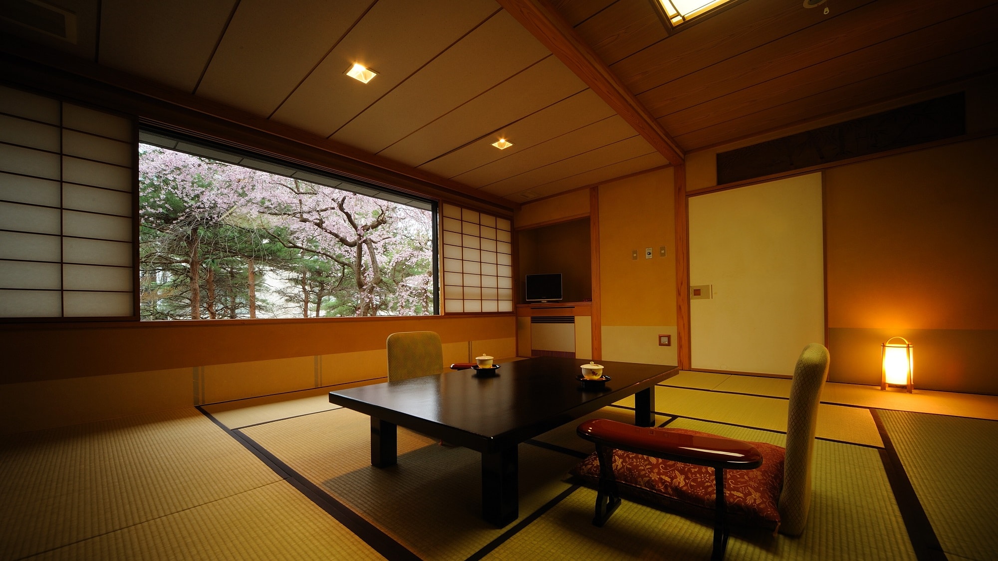 Senkeien "Bamboo" Japanese-style Room: Enjoy the garden reflecting the four seasons in the Japanese-style room closest to the Japanese garden.