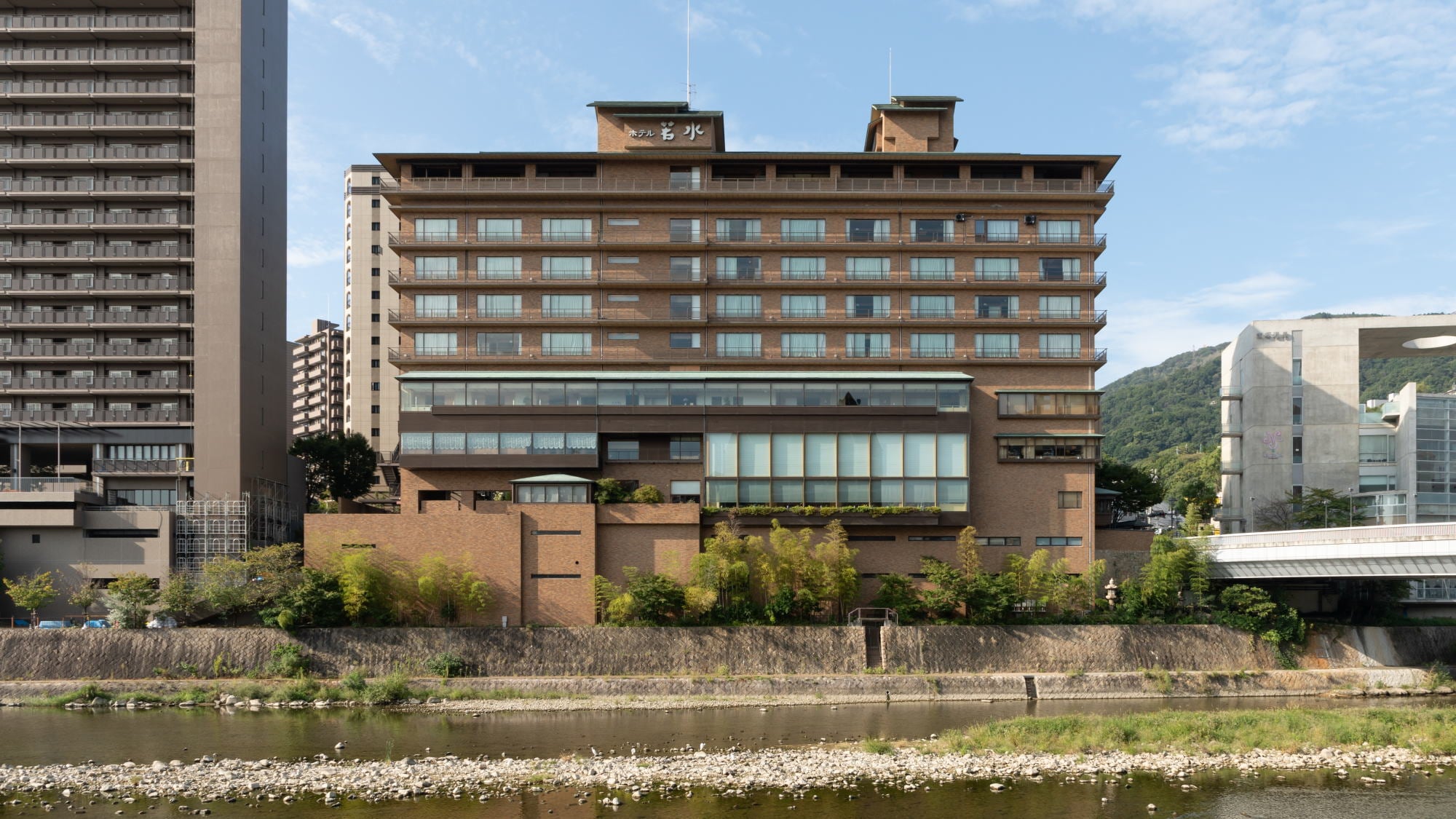 Enjoy a little luxury while watching the quietly flowing Mukogawa River.
