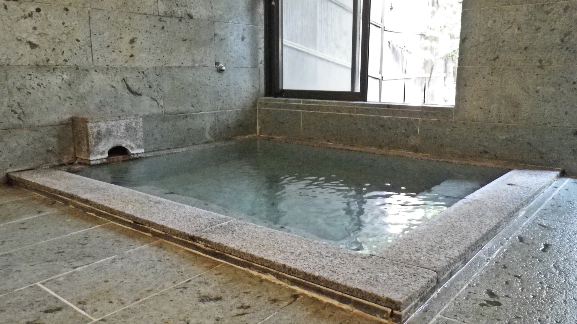 * Indoor bath / The indoor bath, which is large enough to accommodate about 8 people, is neat and comfortable.