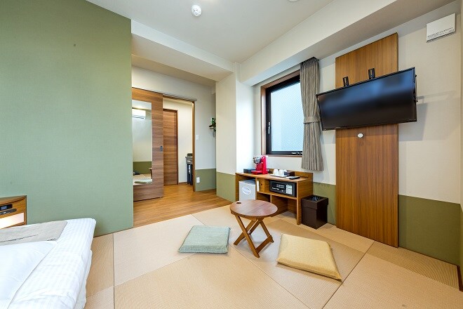 Japanese-style twin (separate bath/toilet/washroom)