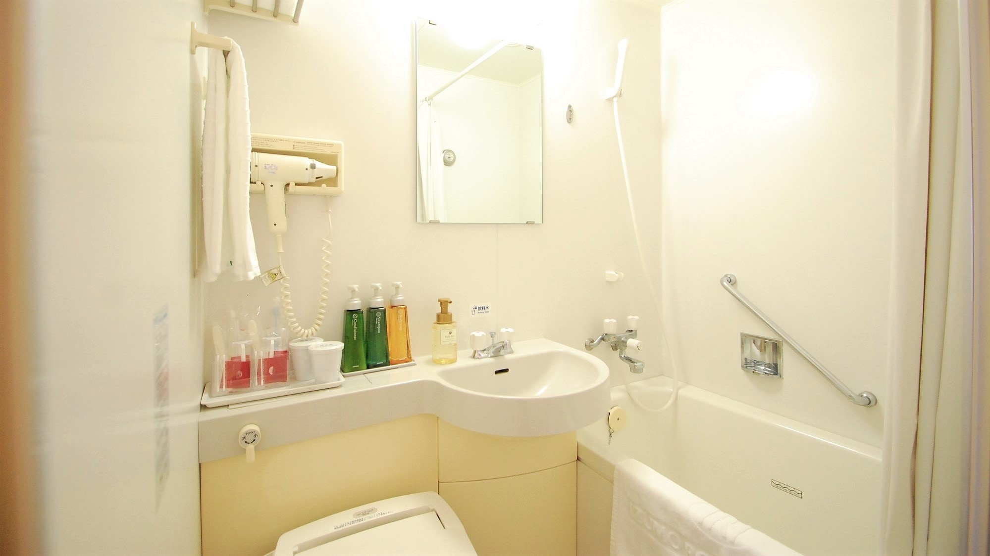 Unit bath 1: "All rooms equipped with hot water washing function"