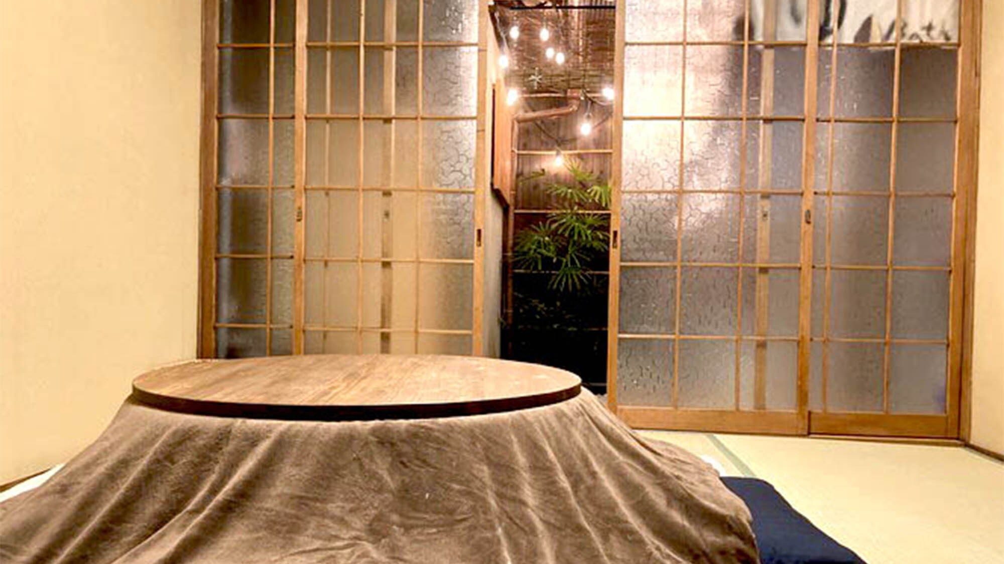 Di musim dingin, Anda dapat menghabiskan waktu bersantai di kamar Anda sambil menghangatkan diri dengan kotatsu.