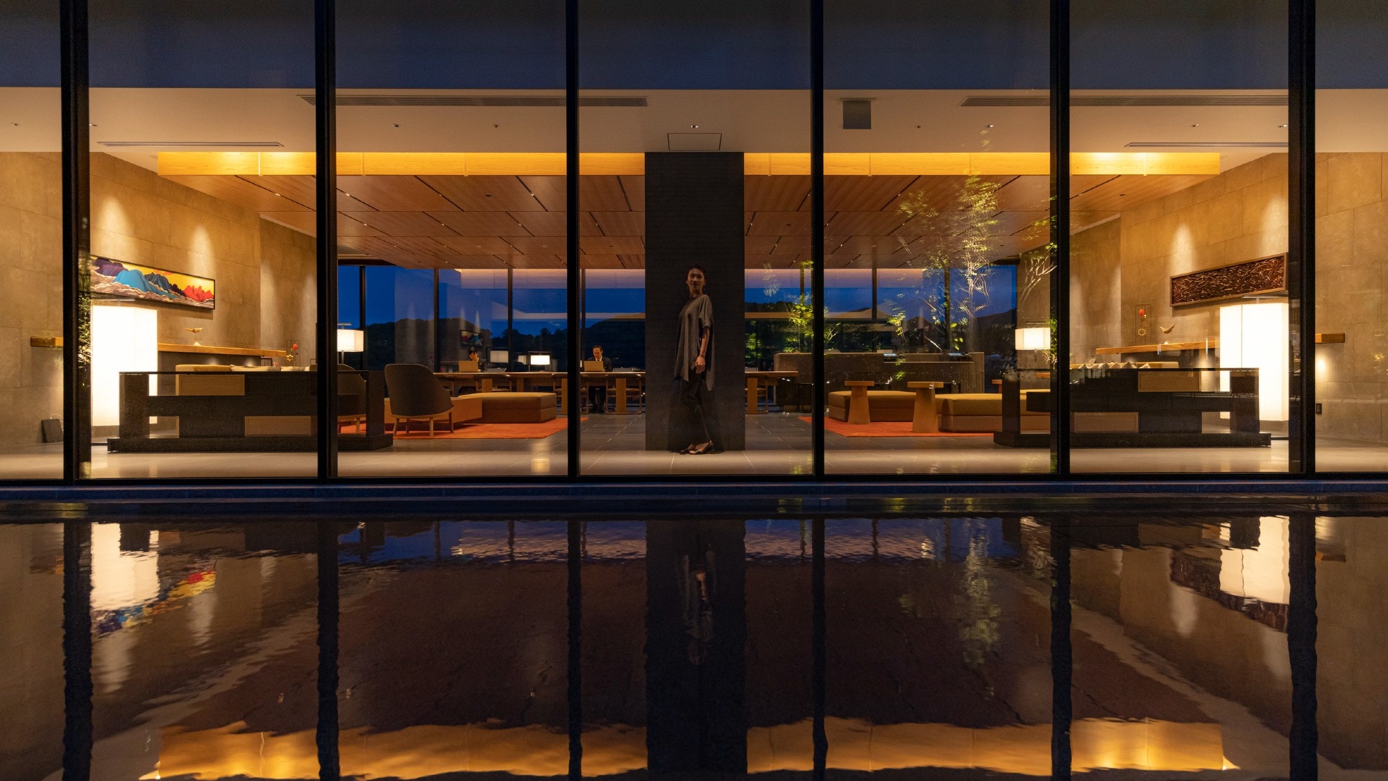[Lobby] Warm lights envelop customers at night.