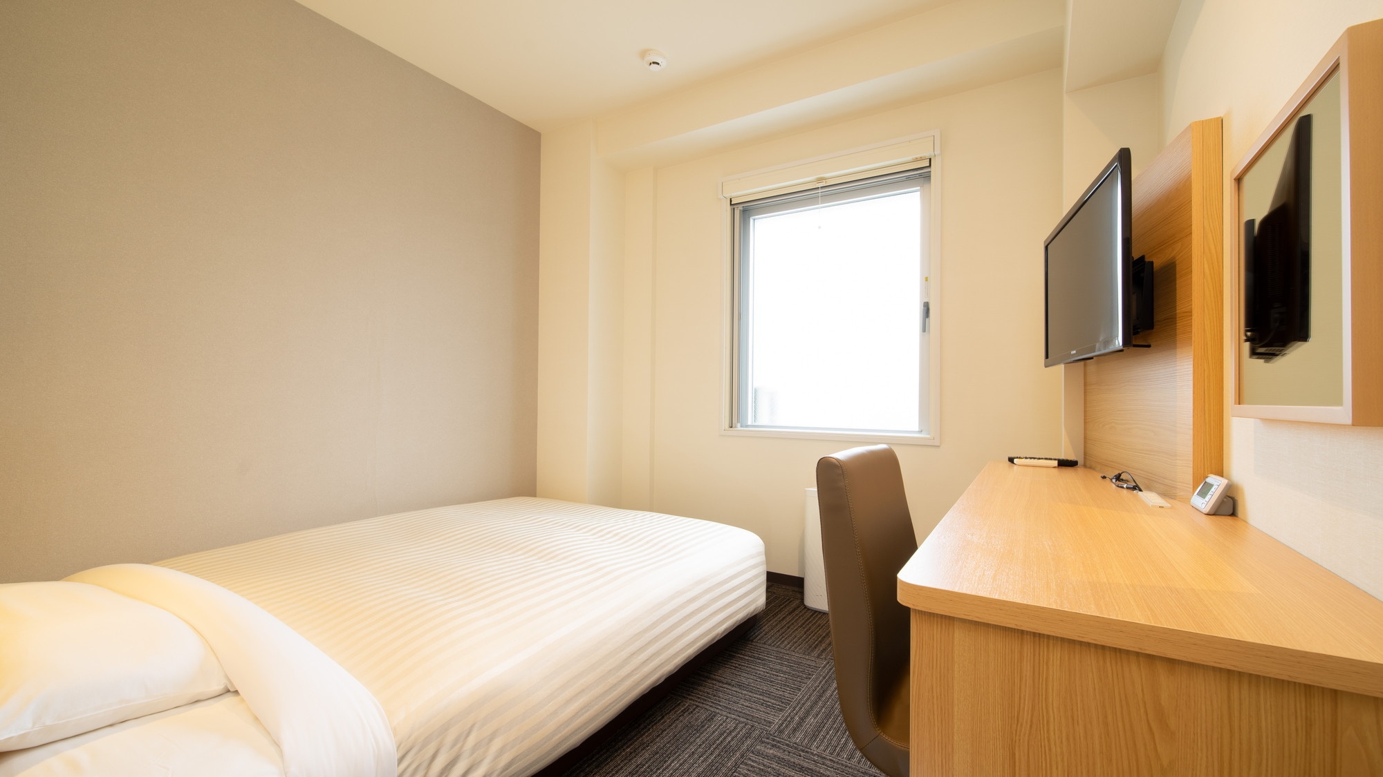 A 150cm wide bed and a mattress with just the right amount of firmness will ensure you a good night's sleep.