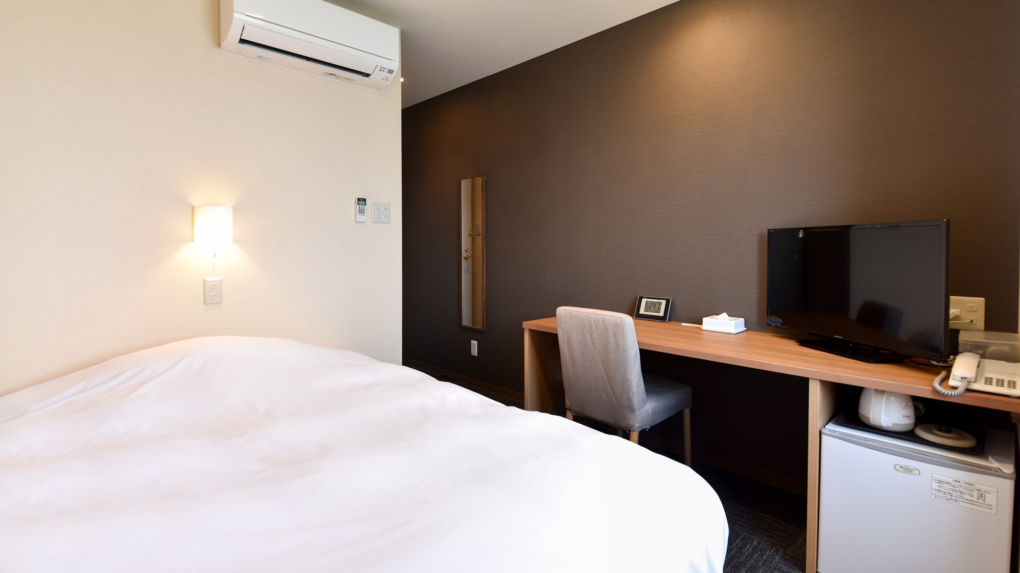 *[Example of an Annex Single Room] Please make yourself comfortable in the semi-double bed.