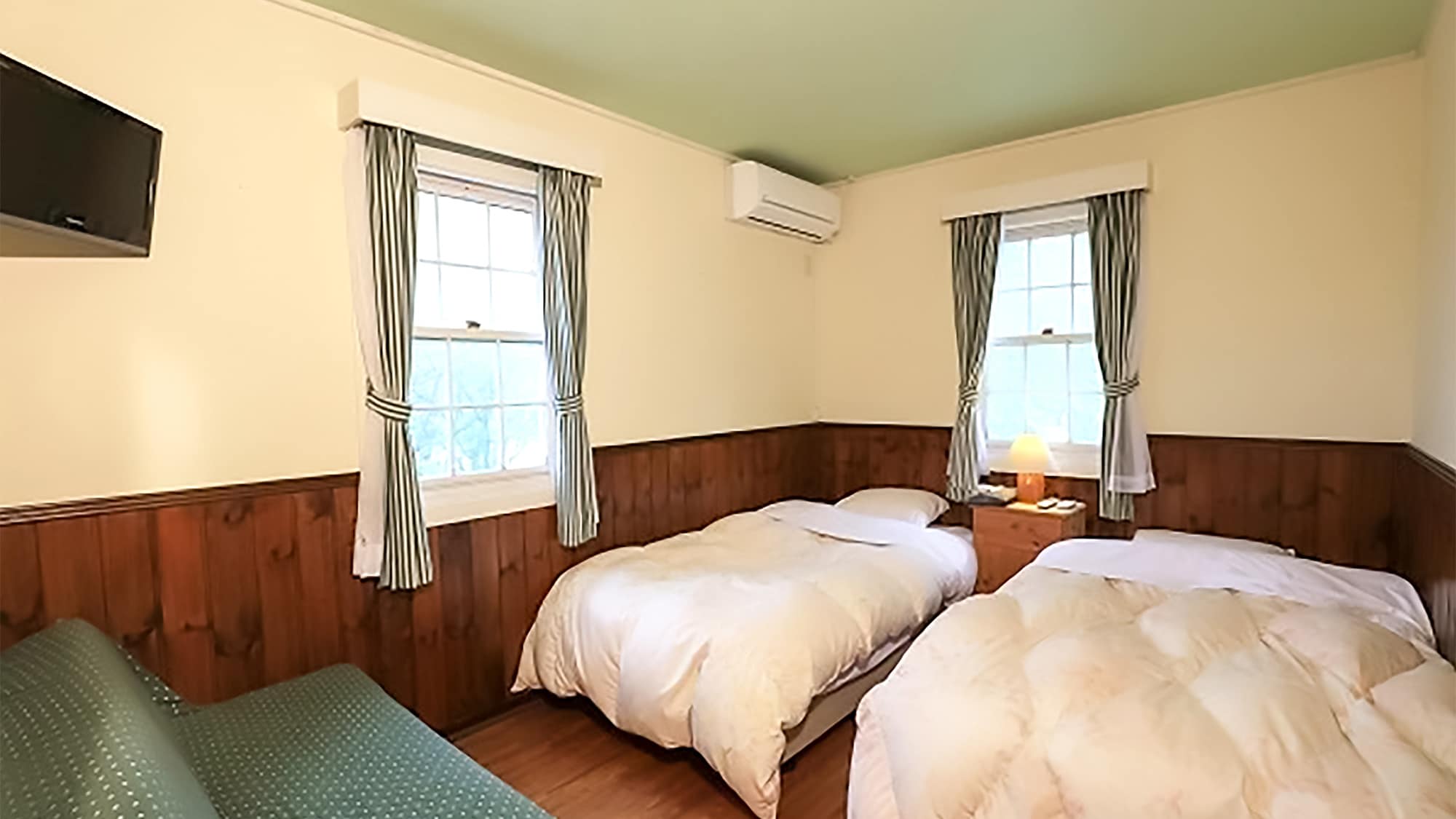 ・[Twin Room] A room with a large desk for up to 2 people.