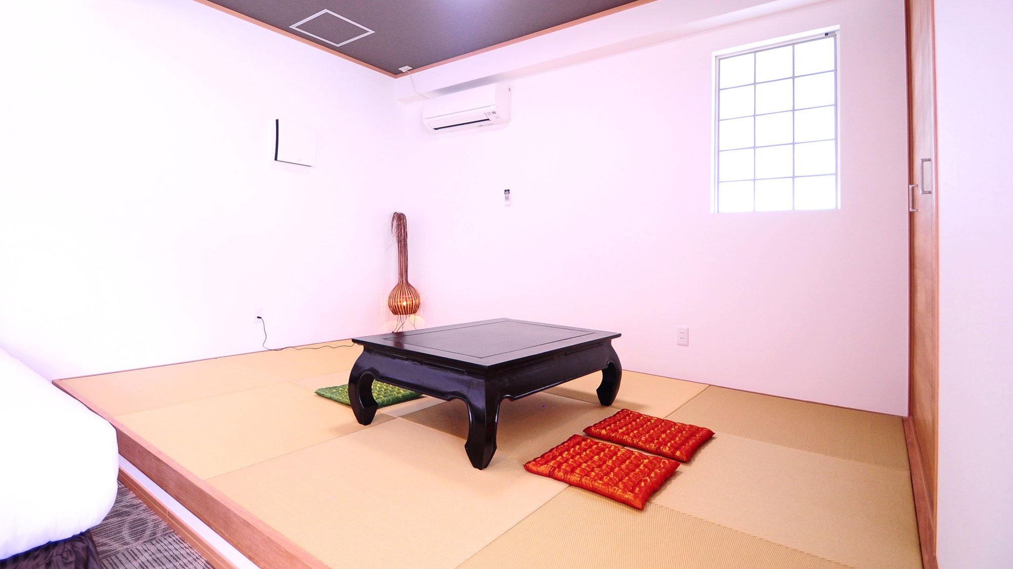 Shishimori [Basement Bedroom] There is a 9-tatami room with Ryukyu tatami mats next to the bed (futons can be used)